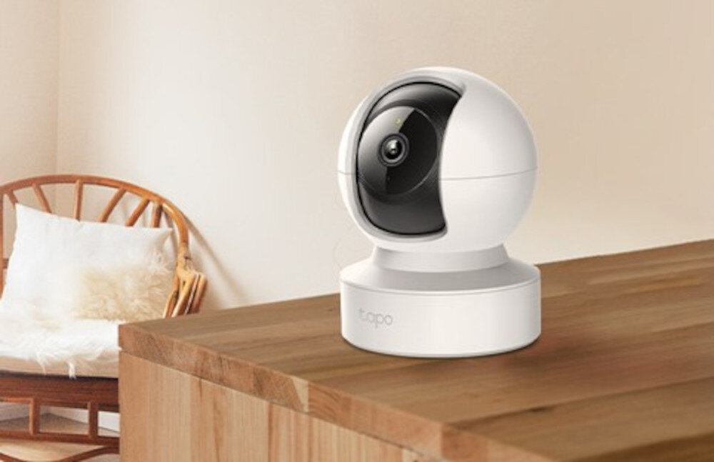 Kamera TP-LINK Tapo C202 - Udostępniaj to, co ważne, kamera stojąca na komodzie