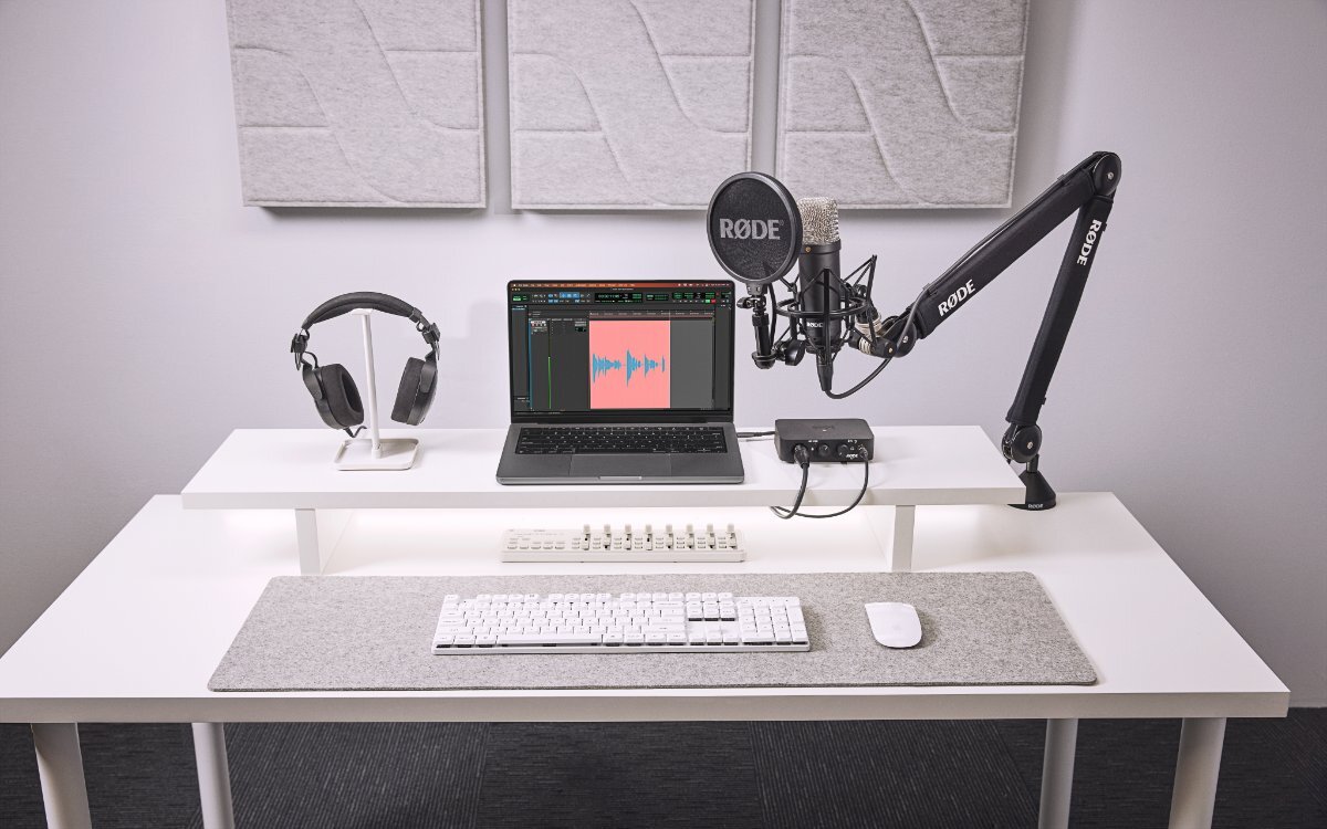 Zestaw RODE NT1 Signature + AI-1 Studio Kit MK2 przy stanowisku komputerowym.