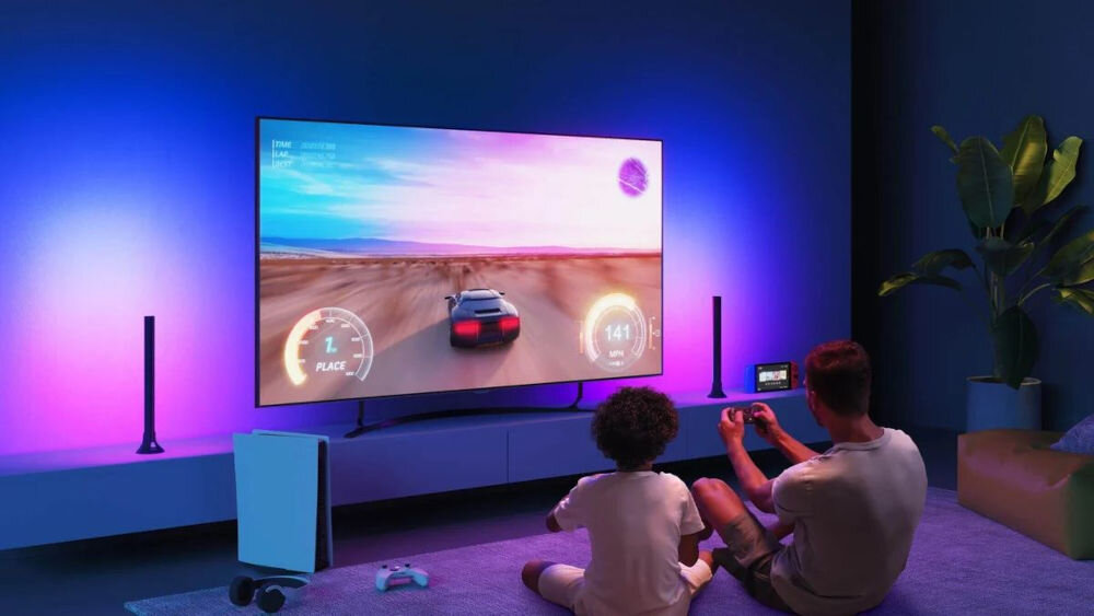 Lampa LED GOVEE H6046 Wi-Fi/Bluetooth osoby siedzące i grające przed telewizorem obok lampy na regale