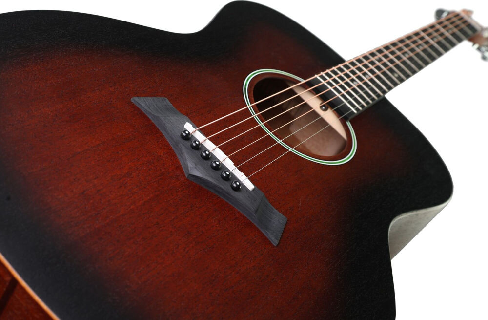 Gitara akustyczna ARROW Raw Series wykończenie Open Pore Black design nowoczesny klasyczny, kadr gitary na białym tle - pudło rezonansowe
