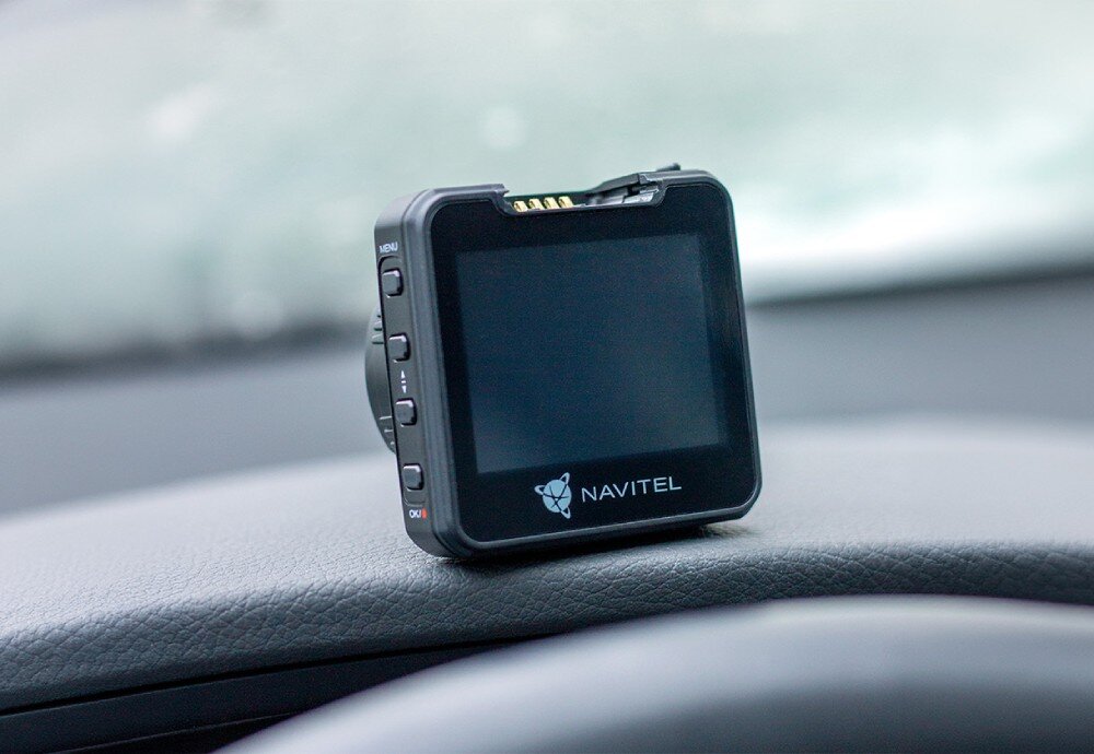Wideorejestrator NAVITEL R88 PRO GPS pokazany z boków wraz z uchwytem magnetycznym i złączem USB-C