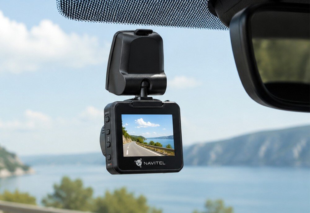 Ekran wideorejestratora NAVITEL R88 PRO GPS wyświetlający ostrzeżenia GPS o znakach drogowych i ograniczeniu prędkości podczas nocnej jazdy po mieście