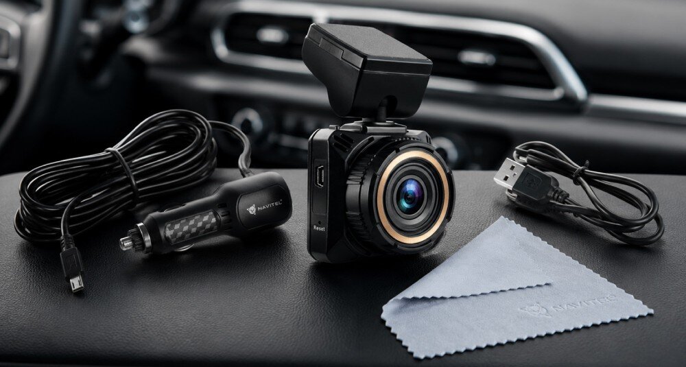 Wideorejestrator NAVITEL R88 PRO GPS z odłączanym magnetycznym uchwytem, pokazany od strony ekranu