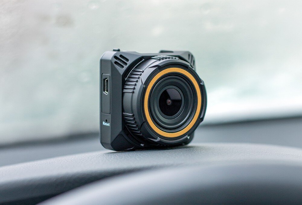 Wideorejestrator NAVITEL R88 PRO GPS we wnętrzu samochodu nocą