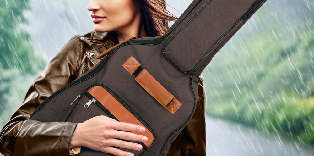 Pokrowiec na gitarę MUSICMATE MM-B100 Guitarshield pokrowiec przeznaczony do ochrony gitar akustycznych i klasycznych solidnie wykonany z wodoodpornego materiału 600D oraz pianki ochronnej
gumowe zabezpieczenia na spodzie