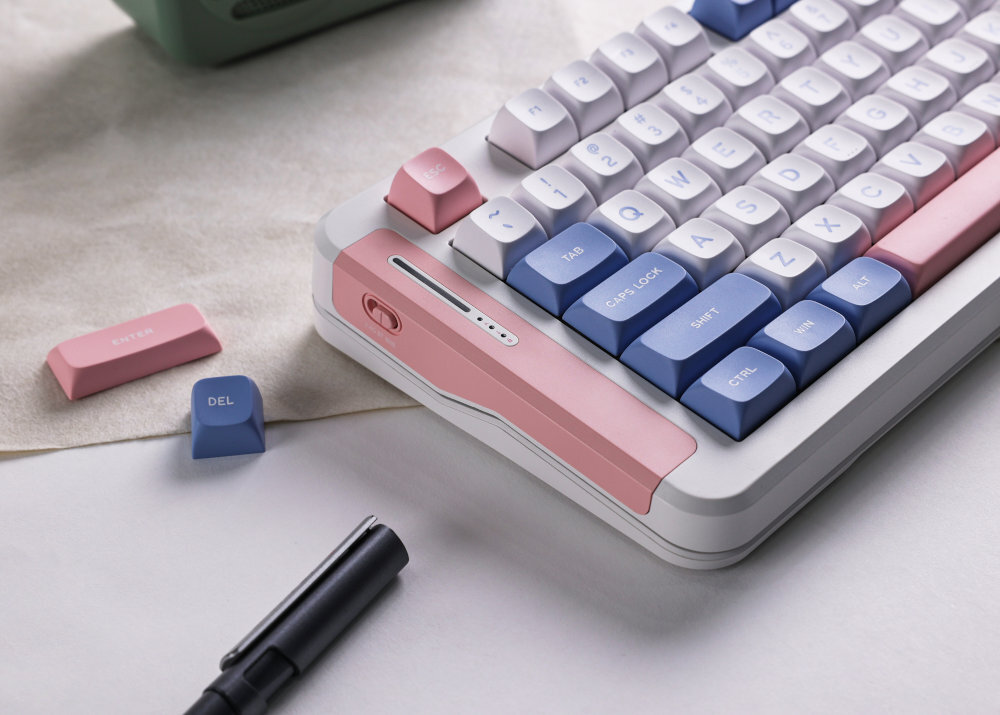 MCHOSE X75 trzy tryby komunikacji 2,4 GHz odświeżaniem 1000 Hz odbiornik USB-A Bluetooth urządzeniami mobilnymi - klawiatura na blacie, obok keycapy