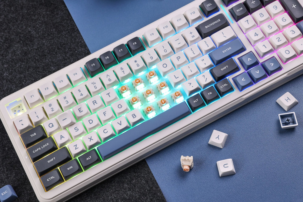 MCHOSE MC-K99 piankami tłumiącymi Poron, IXPE oraz warstwą PET i silikonem systemie Gasket Mount slotowanej (flex-cut) PCB z nacięciami - klawiatura z wyciągnietymi klawiszami