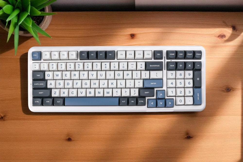 MCHOSE MC-K99 trzy opcje połączenia 2.4 GHz2.4 GHz odbiornikiem USB-A Bluetooth USB-C - klawiatura na drwanianym blacie