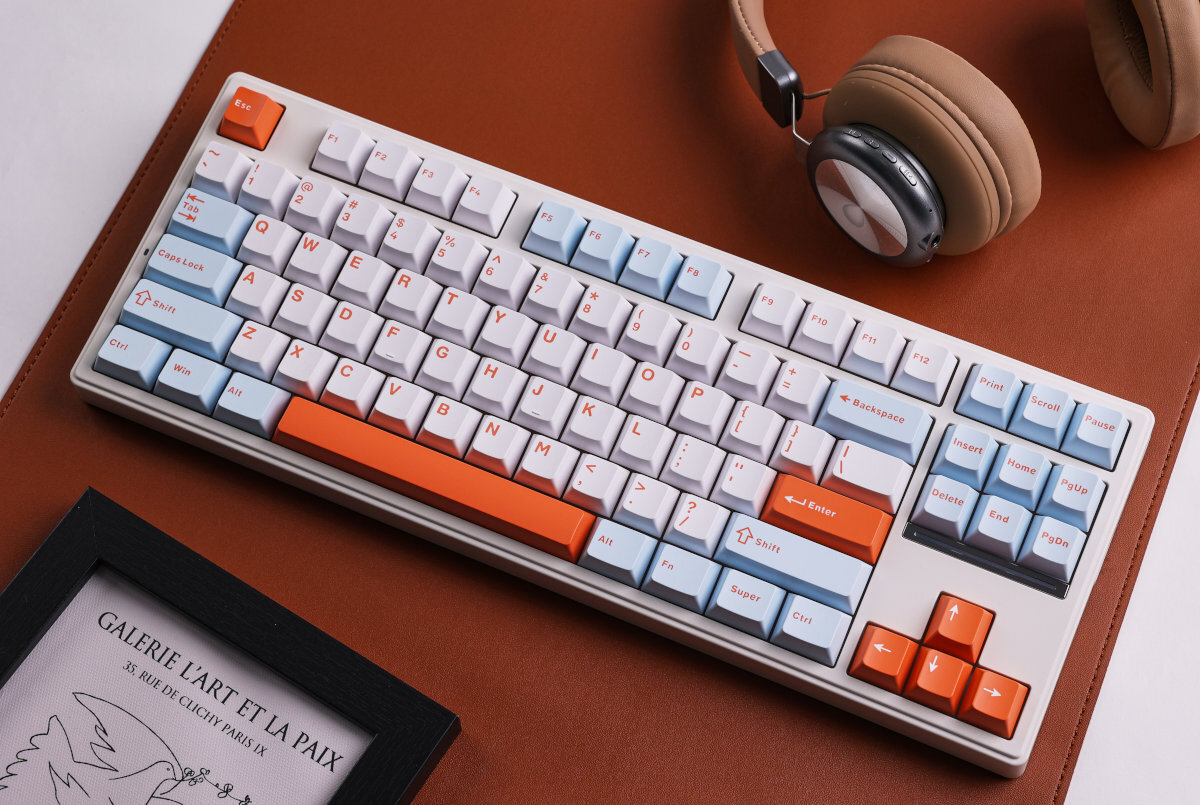 MCHOSE K87 MCHOSE K87 mechaniczna 80%, konstrukcję Gasket Mount, sześciowarstwową podkładkę dźwięko- i wstrząsoodporną oraz spersonalizowaną tabliczkę znamionową trzem opcjom łączności wsparciu dla systemów Windows i Mac Liniowe przełączniki Hyacinth (KTT) siłą operacyjną 45±5gf - klawiatura obok słuchawek