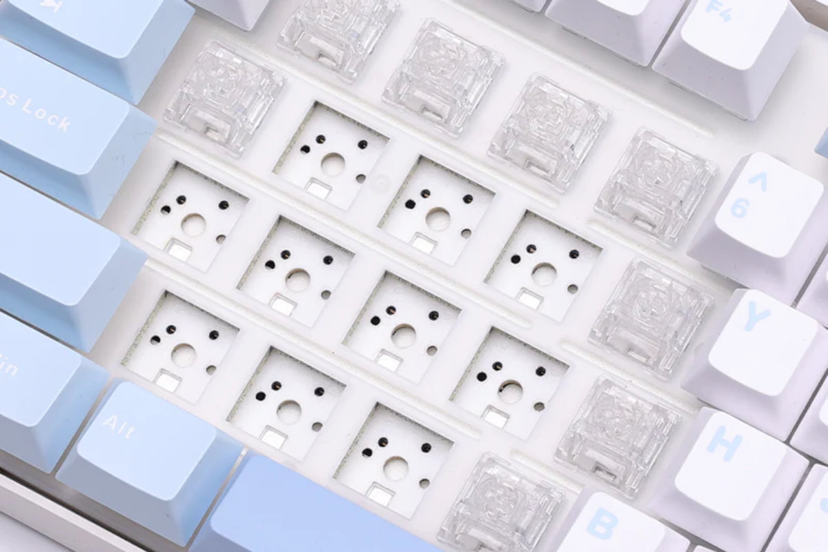 MCHOSE K87 MCHOSE K87 konstrukcji Gasket Mount sześciu warstwom tłumiącym dźwięk i wibracje Elastyczne PCB gniazdem na każdy klawisz Klawisze wykonane z PBT podwójnego wtryskiwania trapezoidalnym kształtem trójstopniową regulacją wysokości - zbliżenie na przełączniki i ich gniazda