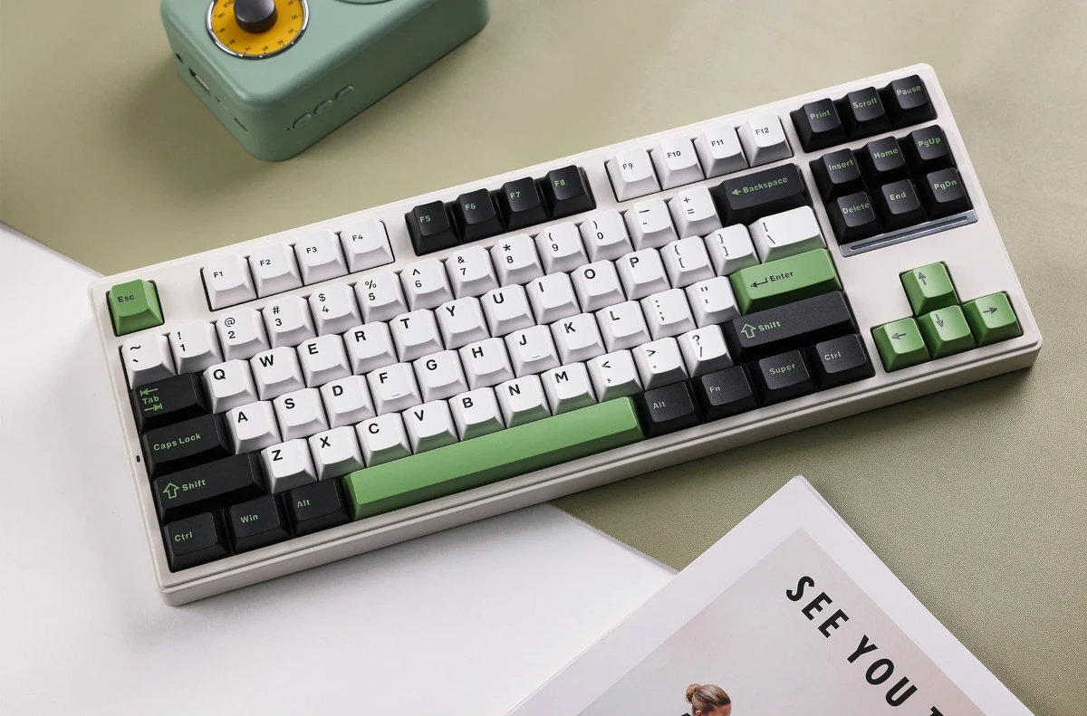 MCHOSE MC-K99 trzy opcje połączenia 2.4 GHz2.4 GHz odbiornikiem USB-A Bluetooth USB-C - klawiatura na biurku