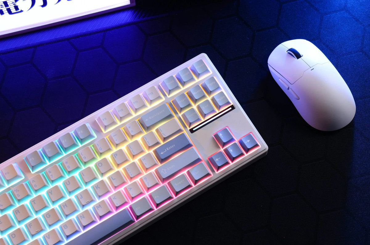 MCHOSE K87 baterię o pojemności 6000 mAh - klawiatura obok myszki