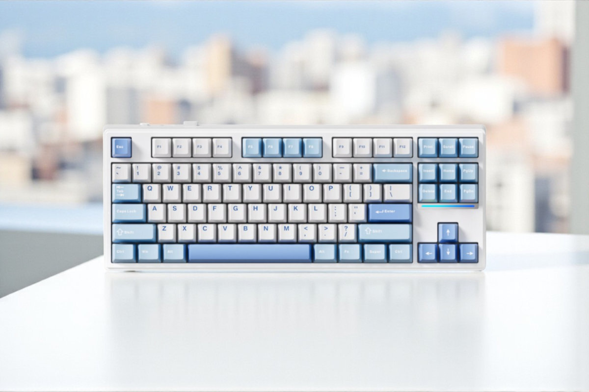 MCHOSE K87 liniowe przełączniki Icy Creamsicle (Kailh)  sile operacyjnej 42±10 gf - klawiatura na tle panoramy miasta