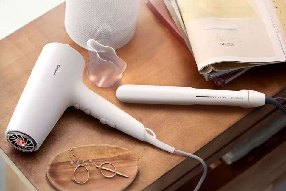 Na grafice pokazana suszarka i prostownica Philips seria 5000 Na grafice pokazana suszarka i prostownica Philips seria 5000