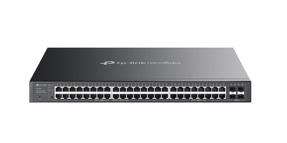 Przełącznik TP-Link Omada z portami Gigabit Ethernet prezentuje panel złączy sieciowych na stanowisku administracyjnym w biurze.