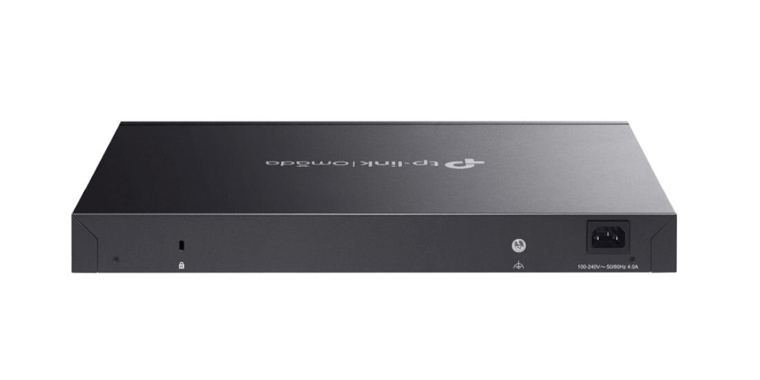 Przełącznik TP-Link Omada pokazuje tylny panel z gniazdem zasilania i otworami wentylacyjnymi na jasnym tle