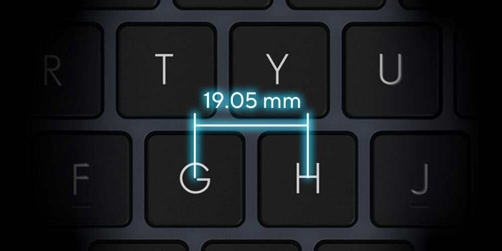 Zbliżenie na klawisze G i H na pełnowymiarowej klawiaturze laptopa ASUS VivoBook S 14 Flip, z wymiarem 19.05 mm symbolizującym komfortowy rozstaw klawiszy. - klawiatura