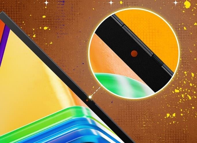 Zbliżenie na fizyczną osłonę kamery internetowej w laptopie ASUS VivoBook S 14 Flip – pomarańczowa kropka w powiększeniu symbolizująca zasłoniętą kamerę dla zapewnienia prywatności. - osłona kamery internetowej