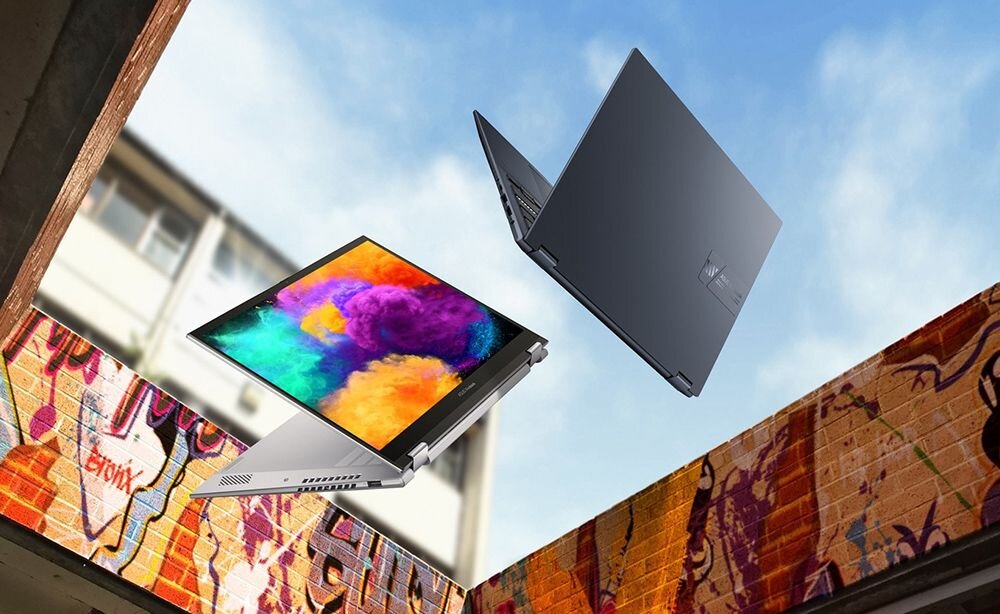 Dwa laptopy ASUS VivoBook S 14 Flip unoszące się w powietrzu na tle miejskiego graffiti, jeden w trybie konwertowalnym z kolorowym, abstrakcyjnym wybuchem kolorów na ekranie, symbolizujące kreatywność i mobilność.    