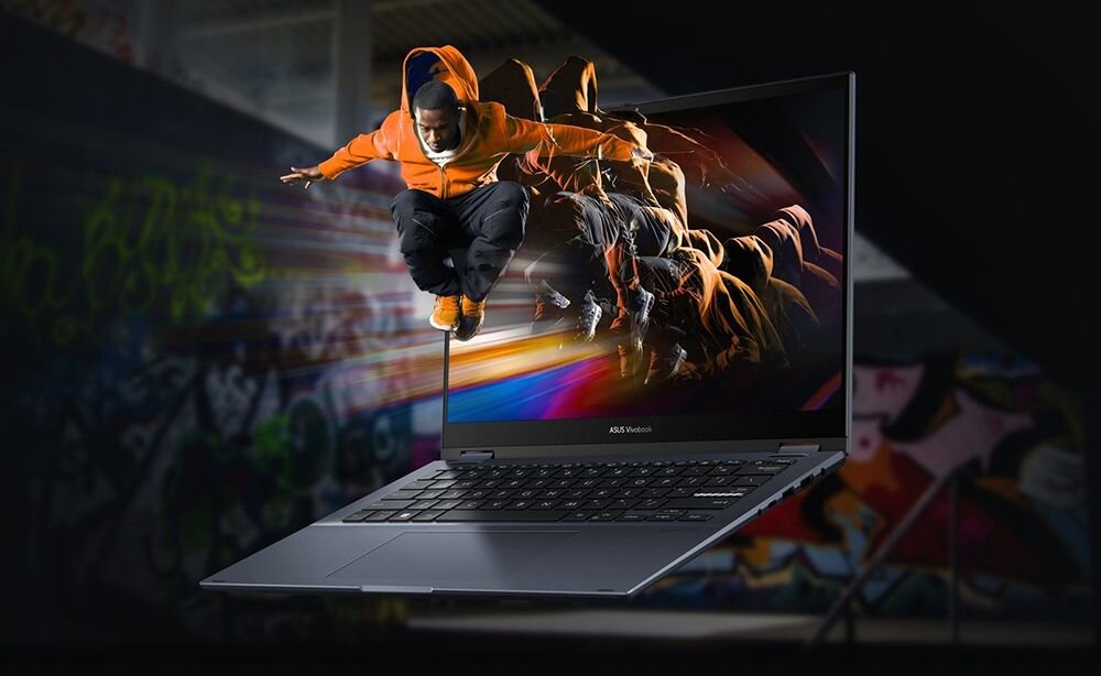 Tancerz w pomarańczowej bluzie wyskakujący z ekranu laptopa ASUS VivoBook S 14 Flip, wizualizacja szybkości i wydajności dzięki dyskowi SSD i pamięci RAM w dynamicznym, miejskim otoczeniu. - dysk SSD, RAM LPDDR4, Wi-Fi 6E 