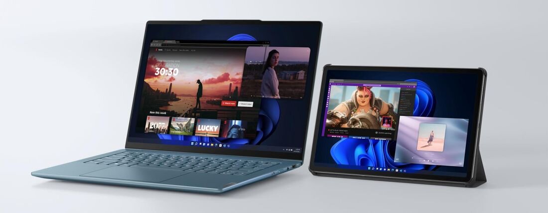 Na obrazie widoczne są dwa urządzenia elektroniczne: laptop i tablet, oba z wyświetlonymi różnymi treściami multimedialnymi na ekranach. Tablet jest ustawiony w pozycji poziomej, a na jego ekranie widać aplikacje i filmy.