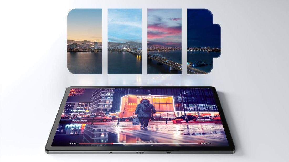 Na obrazie widoczny jest tablet z wyświetlaczem pokazującym nocną scenę miejską z osobą idącą ulicą. W tle znajdują się cztery zdjęcia krajobrazów, ułożone w kształt baterii.