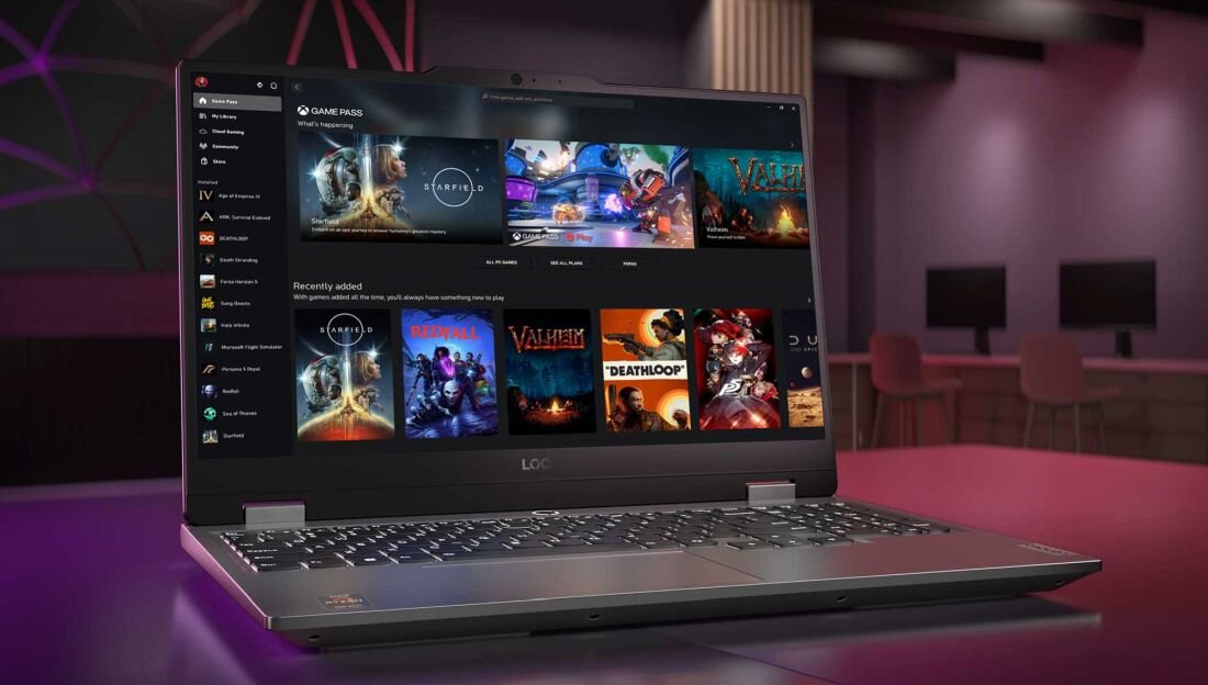 Laptop Lenovo LOQ ustawiony na biurku gamingowym, ekran prezentuje interfejs Xbox Game Pass z najnowszymi grami, w tle czerwone podświetlenie i akcesoria gamingowe, po prawej widoczna mysz Lenovo Legion.