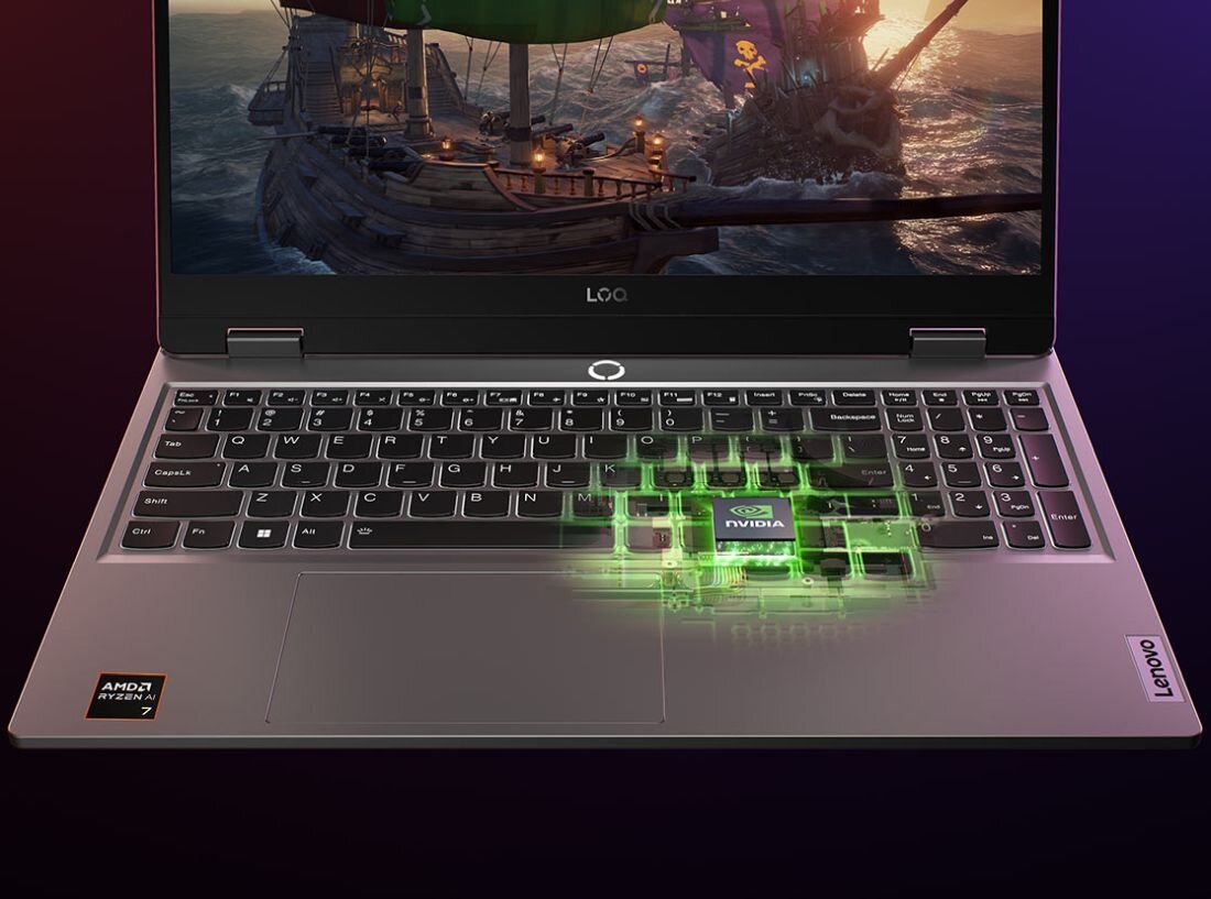 Laptop Lenovo LOQ z wyświetlaną grą akcji na ekranie, z efektem wizualnym podświetlenia i podkreślenia układu graficznego NVIDIA GeForce RTX umieszczonego pod klawiaturą; w lewym dolnym rogu naklejka AMD Ryzen 7. - NVIDIA GeForce RTX