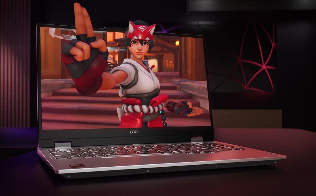 Laptop Lenovo LOQ z ekranem prezentującym postać z gry komputerowej w dynamicznej pozie, podświetlana klawiatura, nowoczesne gamingowe otoczenie z ciemnym tłem i czerwonymi akcentami świetlnymi. - NVIDIA G-Sync