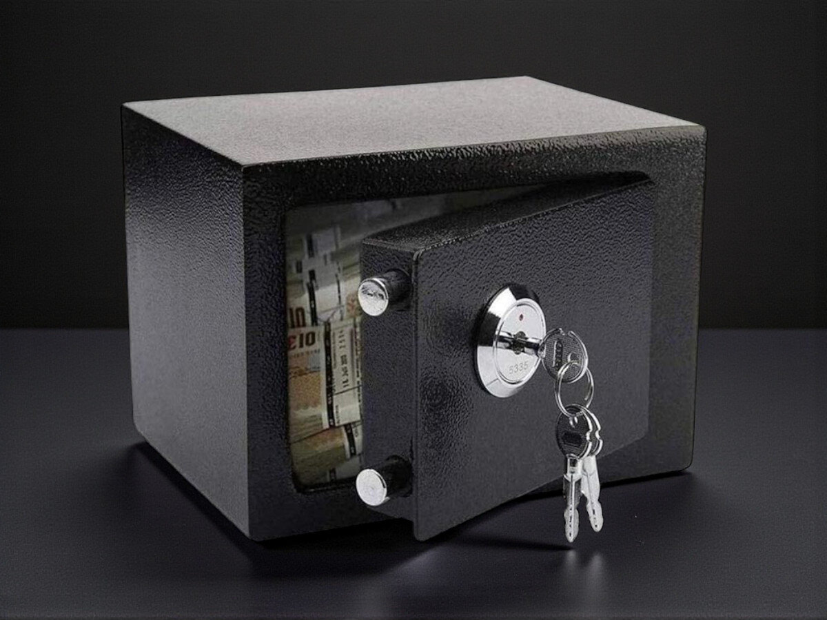 Sejf domowy EXTRALINK Home S-404 Czarny, kołki, montaż, ściana, stabilność, Otwarty czarny sejf z banknotami i dwoma kluczami. 