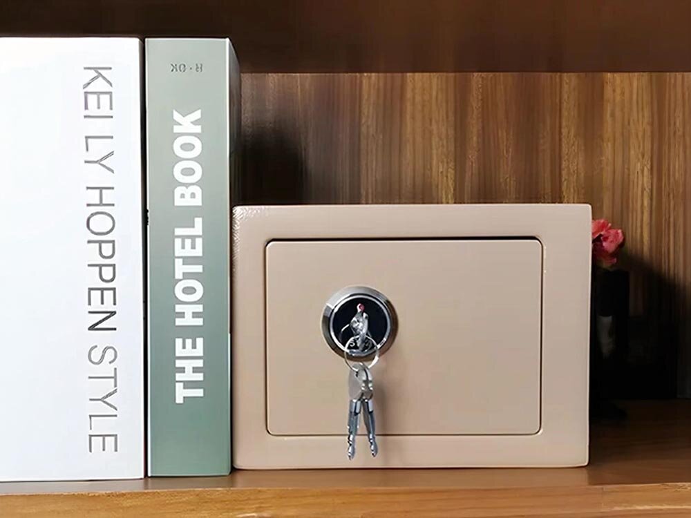 Sejf domowy EXTRALINK Home S-404 Złoty, sejf, ochrona, bezpieczeństwo, przechowywanie, Złoty sejf na półce obok książki Kelly Hoppen.