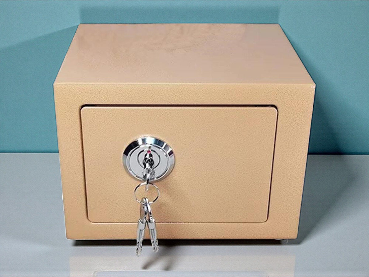 Sejf domowy EXTRALINK Home S-404 Złoty, stal, rygle, zamek, wymiary, Złoty sejf z kluczami na niebieskim tle.