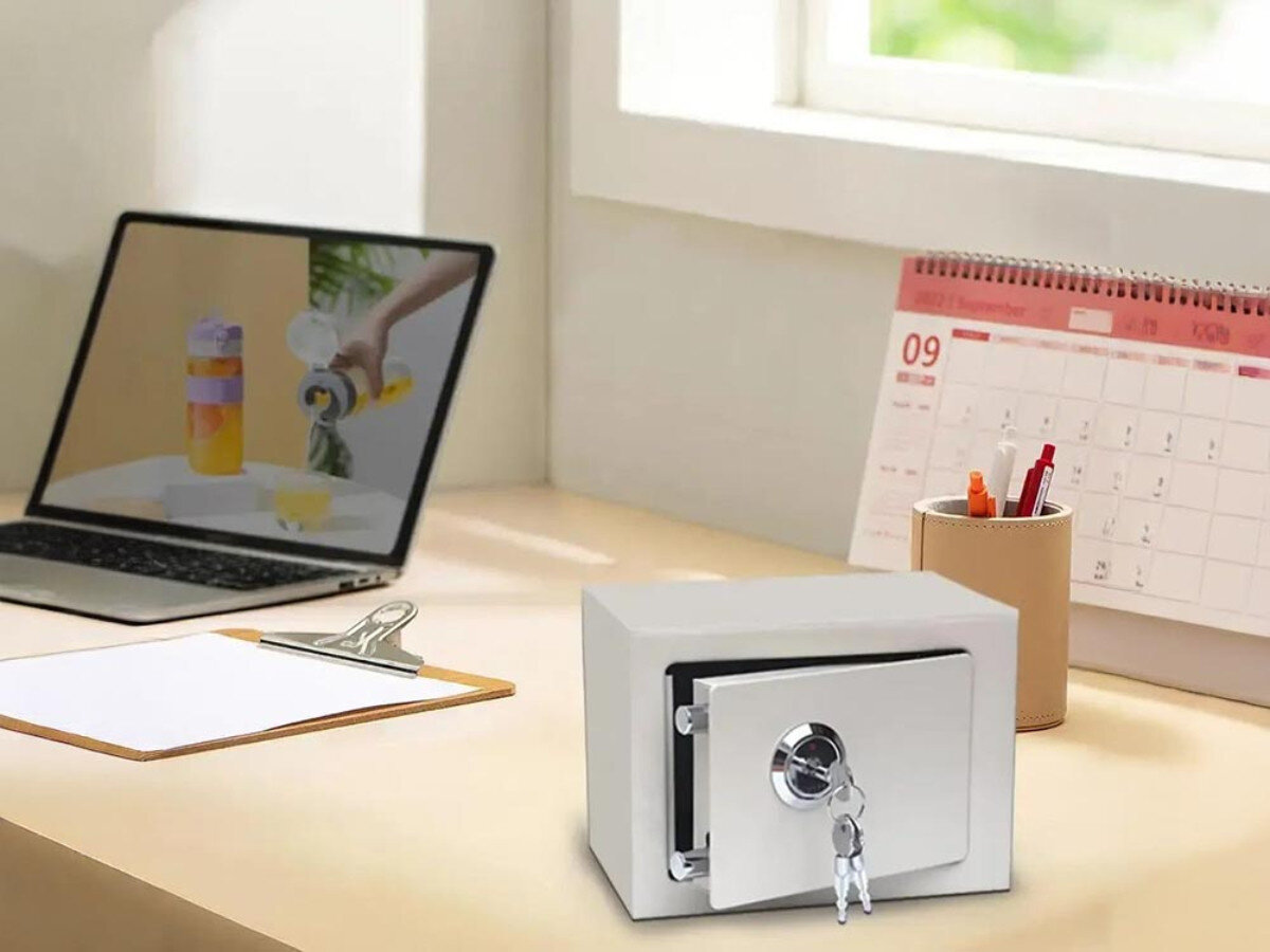 Sejf domowy EXTRALINK Home S-404 Biały, sejf, ochrona, bezpieczeństwo, przechowywanie, Otwarty biały sejf na biurku z laptopem i kalendarzem.