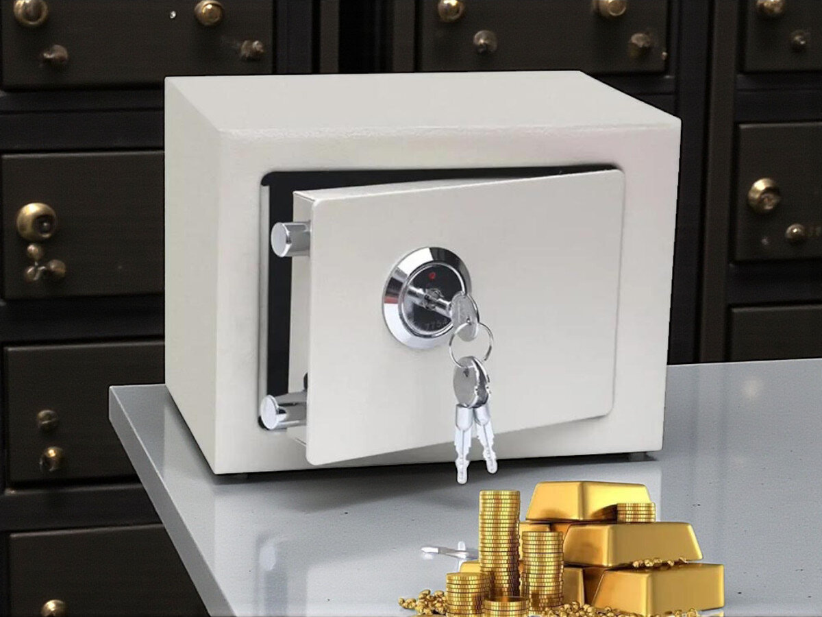 Sejf domowy EXTRALINK Home S-404 Biały, kołki, montaż, ściana, stabilność, Biały sejf otwarty obok sejfów z monetami i złotem.