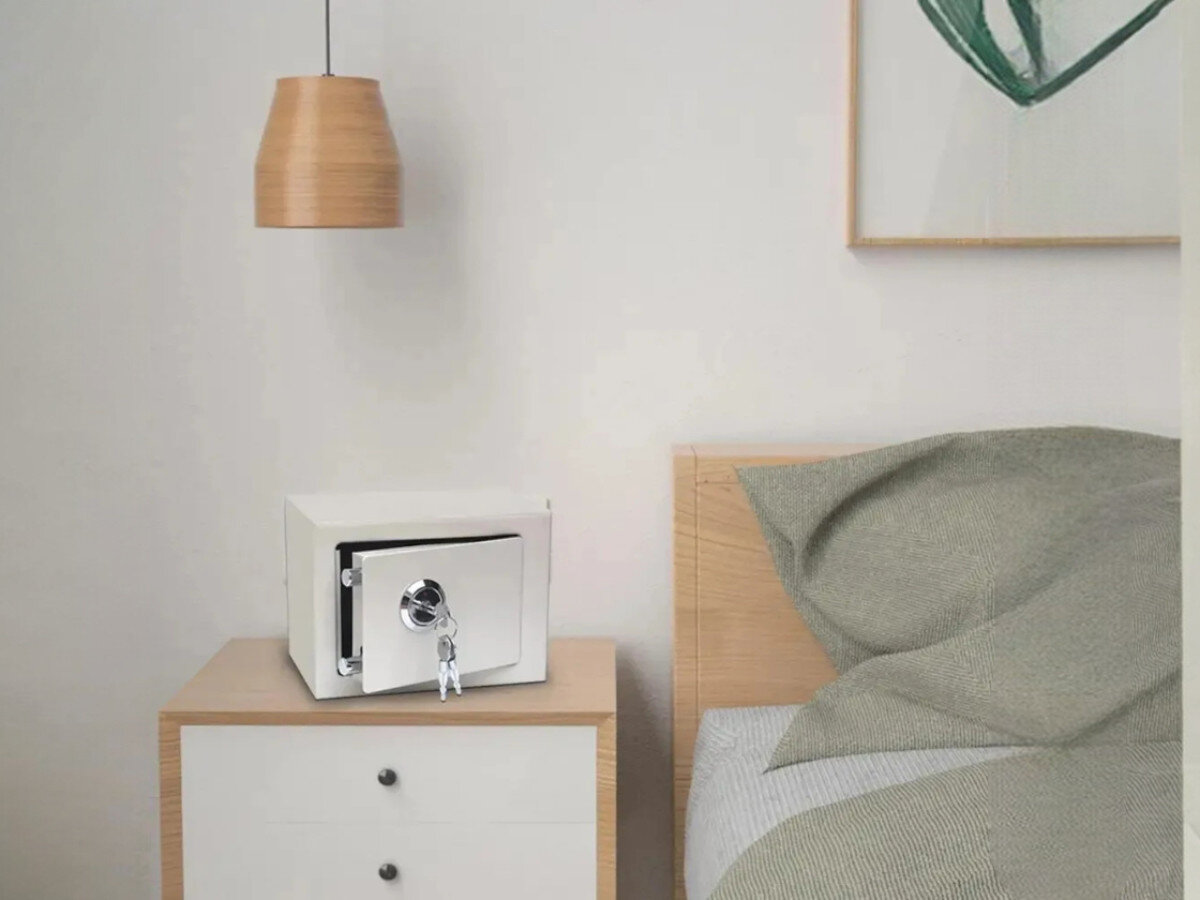 Sejf domowy EXTRALINK Home S-404 Biały, klucze, mechanizm, gwarancja, instrukcja, Biały sejf z kluczem na stoliku nocnym przy łóżku. 