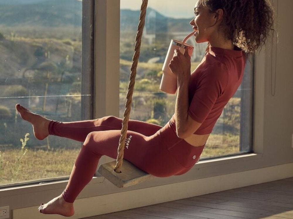 Kubek termiczny HYDRO FLASK All Around Travel Tumbler Beżowy 946 ml Stworzony do aktywnego dnia pojemność odpowiedni poziom nawodnienia 