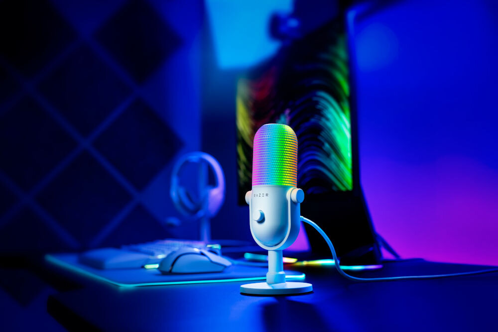 Mikrofon RAZER Seiren V3 Chroma Superkardioidalny Biały prezentacja mikrofonu na biurku w pokoju gamingowym na tle ledów