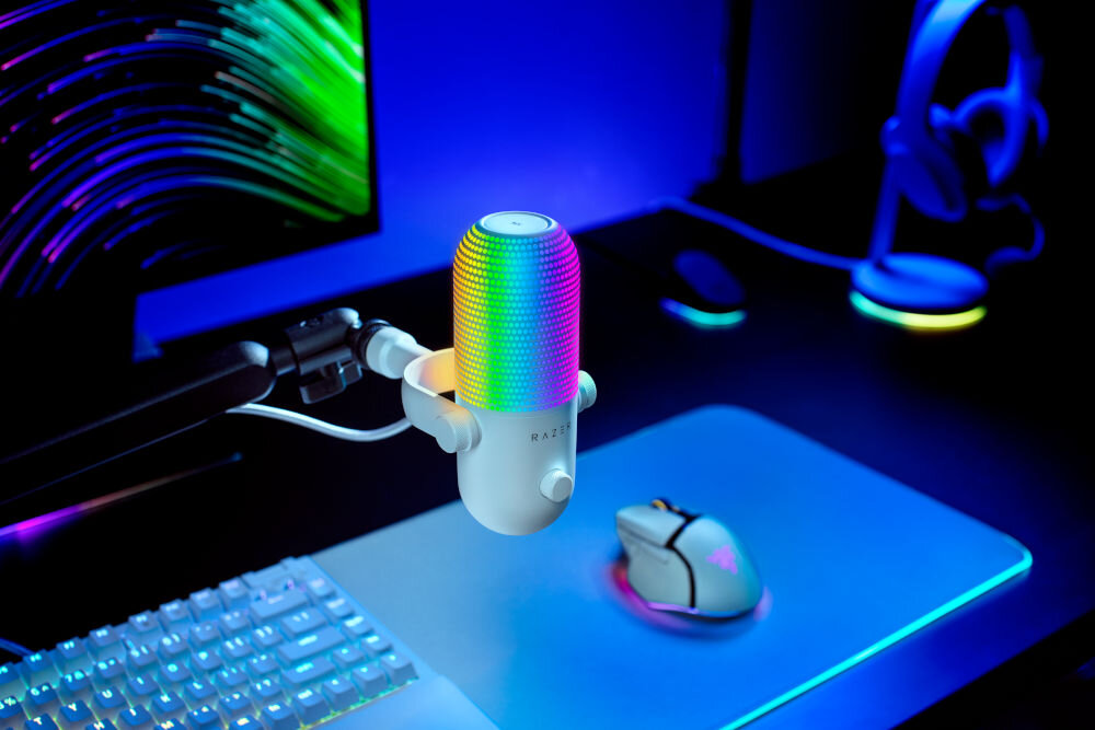 Mikrofon RAZER Seiren V3 Chroma Superkardioidalny Biały prezentacja mikrofonu na biurku w pokoju gamingowym w tle kolorowe ledy superkardioidalna charakterystyka kierunkowa mikrofonu tłumienie niepożądanych dźwięków czyste wyraziste brzmienie wysoka jakość transmisji pasmo przenoszenia 20 - 20000 Hz poziom ciśnienia akustycznego 110 dB czułość -34 dB