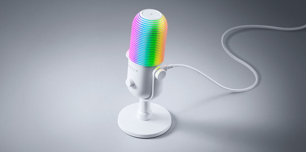 Mikrofon RAZER Seiren V3 Chroma Superkardioidalny Biały prezentacja mikrofonu na szarym tle podłączony kabel podświetlenie RGB reagowanie na zdarzenia w streamingu ostrzeżenia przed zbyt wysokim poziomem głośności personalizowanie oświetlenia