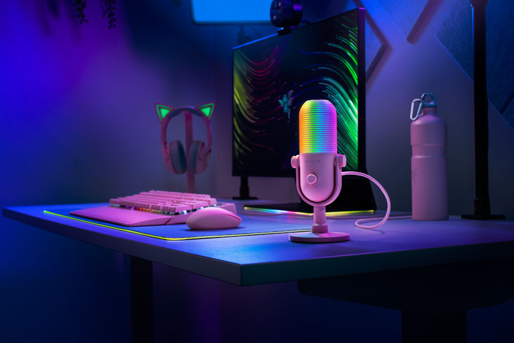 Mikrofon RAZER Seiren V3 Chroma Superkardioidalny Różowy prezentacja mikrofonu na biurku w pokoju gamingowym na tle ledów
