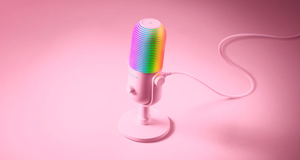 Mikrofon RAZER Seiren V3 Chroma Superkardioidalny Różowy prezentacja mikrofonu na różowym tle podłączony kabel podświetlenie RGB reagowanie na zdarzenia w streamingu ostrzeżenia przed zbyt wysokim poziomem głośności personalizowanie oświetlenia