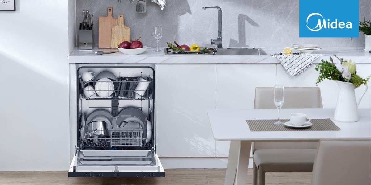 ZMYWARKA MIDEA MID60S120 wizualizacja zmywarka front otwarta załadunek naczynia kuchnia jasne wnętrze meble stół krzesło Zużycie wody energii ekologia ekonomia Łatwa instalacja i elegancka estetyka srebrno-szara obudowa szerokość 60 cm, wysokość 81,5 cm, głębokość 55 cm Elektroniczne sterowanie cztery programy pracy: Intensywny, Eco, 90 minut oraz Szybki 1100 litrów wody na 100 cykli