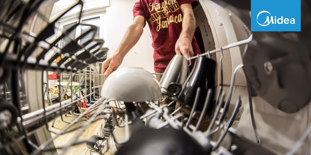 ZMYWARKA MIDEA MID60S120 wizualizacja otwarta naczynia miska uchwyty grzebienie półka dokładanie naczyń dłoń zabudowa prosta instalacja szara elegancka obudowa wymiary