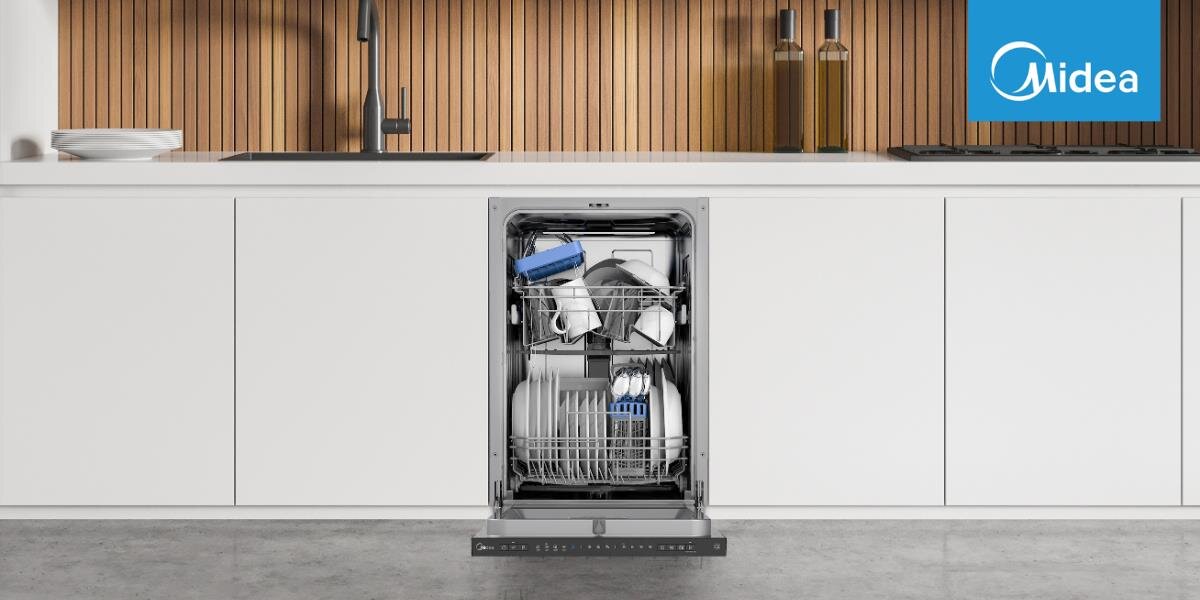ZMYWARKA MIDEA MDWEB1004LB-WG wizualizacja kuchnia białe szafki zabudowa zmywarka front otwarta naczynia załadunek logo Energooszczędne zmywanie klasa E zużycie wody energii oszczędności ekologia ekonomia Inteligentne sterowanie smartfon aplikacja zdalne sterowanie wi-fi diagnostyka kontrola Amazon Alexa Google Assistant opóźniony start połowa załadunku regulacja koszy AquaStop bez wycieku zalania domu