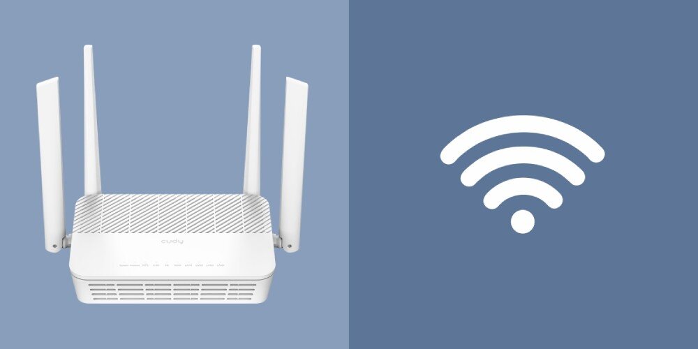 Router CUDY WR3000S Na niebieskim tle widoczny biały router z czterema antenami, obok umieszczona ikona sygnału sieci bezprzewodowej, pasma, prędkość