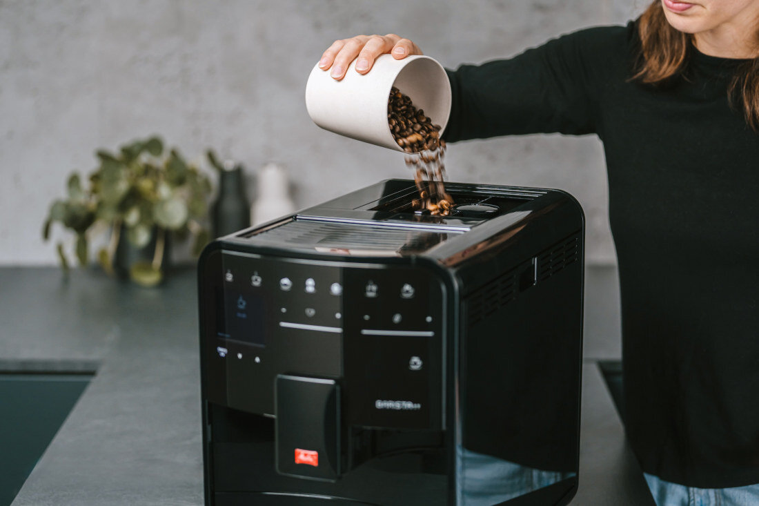 Ekspres MELITTA Barista SE F83 0-009 Czarny Cicha praca stalowy stożkowy młynek mielenie ziaren kawa Dwukomorowy pojemnik kawa mielona swoboda personalizacja napoje zbiornik pojemność kawa