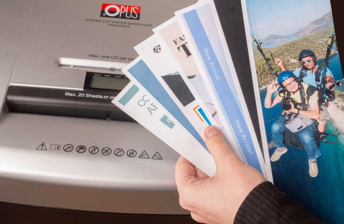 Niszczarka OPUS VS 2000 CA 41 L, P-4, Ścinki, Automatyczny Start/Stop, Funkcja cofania niszczy karty kredytowe płyty CD/DVD niszczy jednorazowo do 20 kartek A4 o gramaturze 80 g/m2 odporna na spinacze i zszywki biurowe