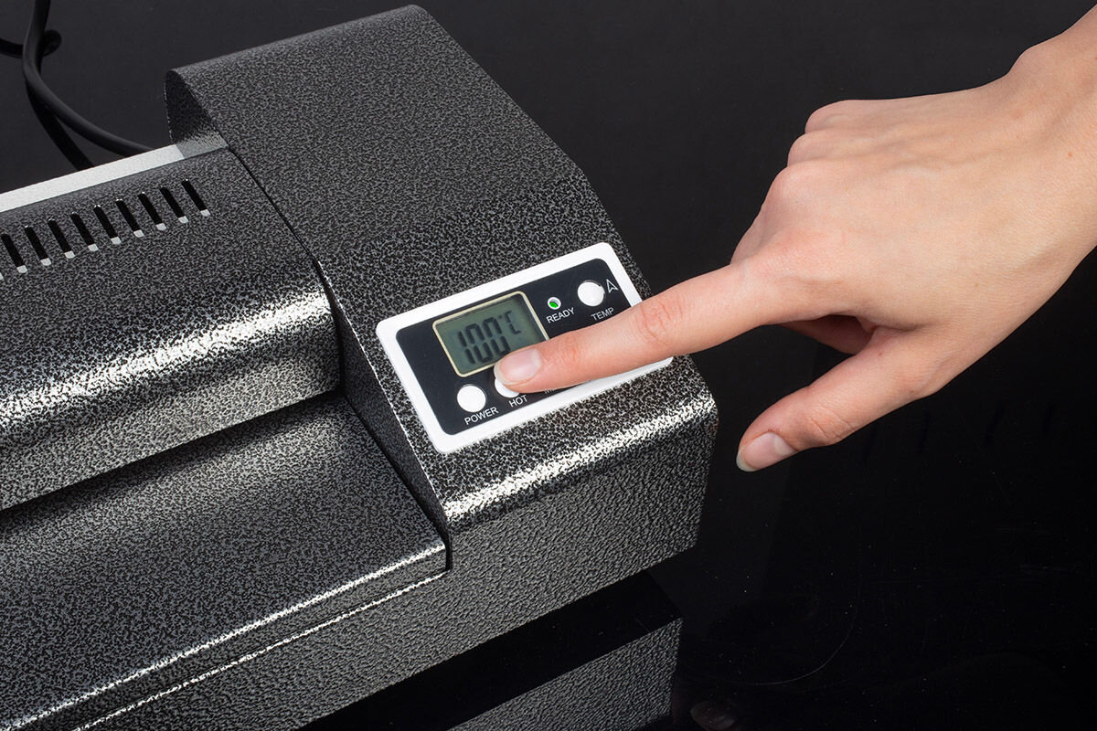 Laminator OPUS profiLAM Junior A3 Szerokość laminacji 420 mm, Nagrzewanie 2 min czytelny panel intuicyjna obsługa wyświetlacz diody sygnalizacja świetlna i dźwiękowa