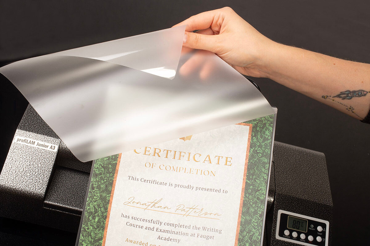Laminator OPUS profiLAM Junior A3 Szerokość laminacji 420 mm, Nagrzewanie 2 min przeznaczony do profesjonalnego użytku do formatów A3 i mniejszych wydajna laminacja szybka i wygodna praca