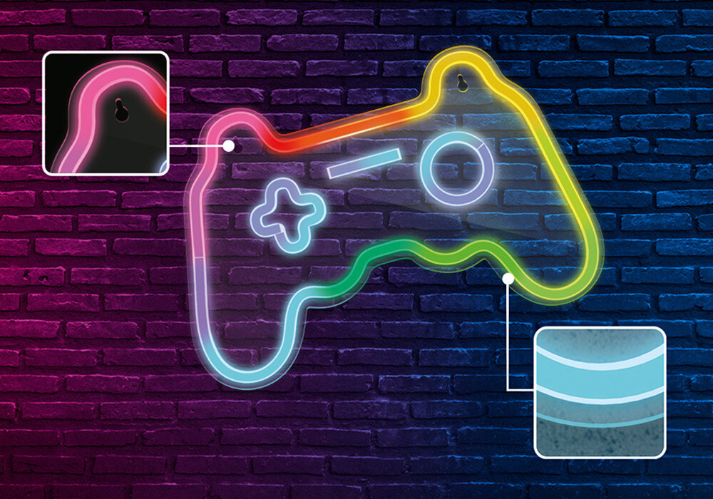 Neon LED FOREVER LIGHT Gamepad FLRNE04 + pilot RTV200004, plexi, poświata, montaż, elastyczność, Neonowy tęczowy gamepad nad gaming setupem z monitorem Zelda i peryferiami.